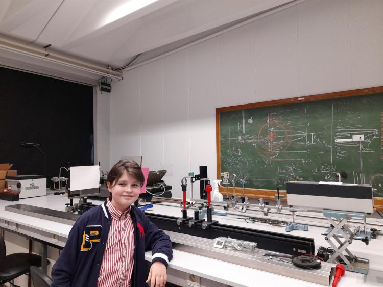 El niño belga Laurent Simons  posa en un laboratorio en una imagen sin fechar facilitada. EFE/Padres de Laurent Simons