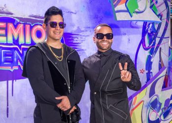 Estrellas latinas causan una explosión de color en la gala de los Premios Juventud