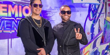 Estrellas latinas causan una explosión de color en la gala de los Premios Juventud