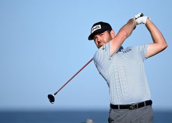 Oosthuizen, líder por un golpe; Johnson se descuelga