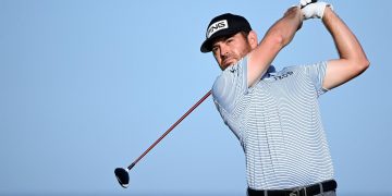 Oosthuizen, líder por un golpe; Johnson se descuelga