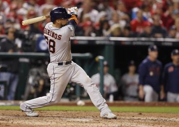 El receptor venezolano Chirinos firma con los Cachorros un contrato de Grandes Ligas