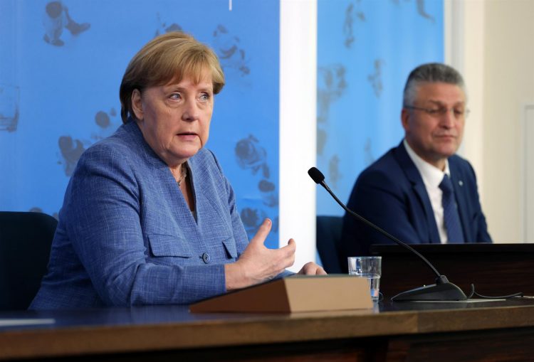 La canciller alemana, Angela Merkel y el presidente del Instituto de virología Robert Koch, Lothar Wieler, en una rueda de prensa este martes en Berlín. EFE/EPA/SEAN GALLUP / POOL