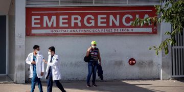 Mueren ocho sanitarios más en Venezuela por la covid-19 en 7 días, según Médicos Unidos