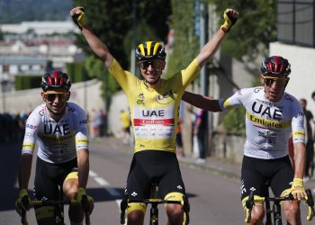 Pogacar se abre paso en la leyenda del Tour, Van Aert bate a Cavendish