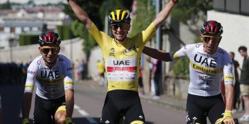 Pogacar se abre paso en la leyenda del Tour, Van Aert bate a Cavendish