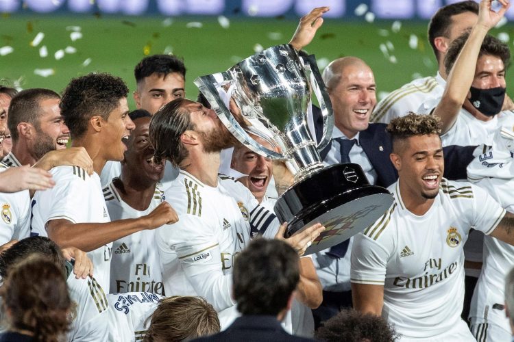 Los jugadores del Real Madrid con el trofeo de campeones del título de liga la pasada temporada. EFE/Rodrigo Jiménez/Archivo
