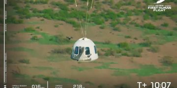 Jeff Bezos vuelve a la tierra tras alcanzar el espacio en un cohete de Blue Origin