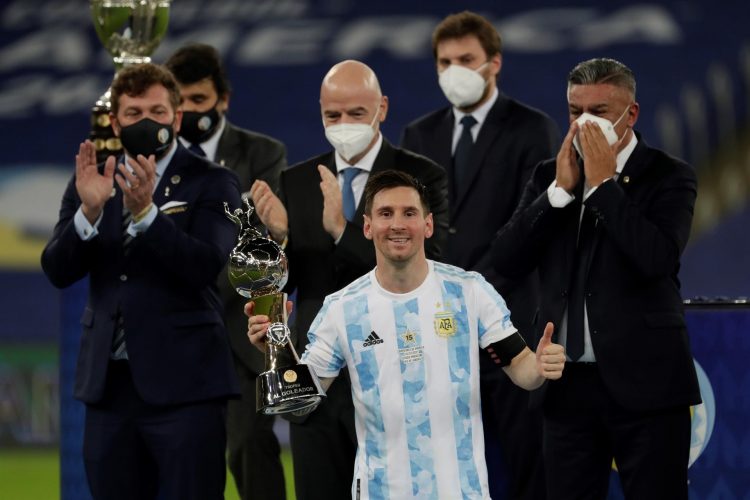 Lionel Messi de Argentina celebra hoy con el trofeo al Mejor Jugador del torneo, mientras el presidente de la FIFA, Gianni Infantino (c-arriba), lo aplaude, tras la final de la Copa América contra Brasil en el estadio Maracaná de Río de Janeiro (Brasil). EFE/Antonio Lacerda