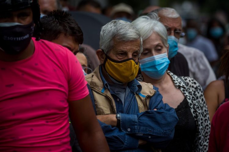 Venezolanos esperan su turno para recibir la vacuna cubana en pruebas Abdala contra la COVID-19 en una jornada de vacunación, hoy en Caracas (Venezuela).EFE/ Miguel Gutiérrez