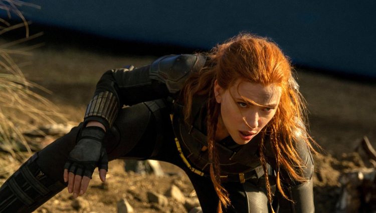 Fotograma cedido por Marvel Studios donde aparece Scarlett Johansson como Black Widow, durante una escena de la película de acción "Black Widow" que se estrena el viernes a la vez en los cines y Disney+ y que es la primera cinta de Marvel que aterriza en la gran pantalla después del parón por el coronavirus. EFE/Marvel Studios