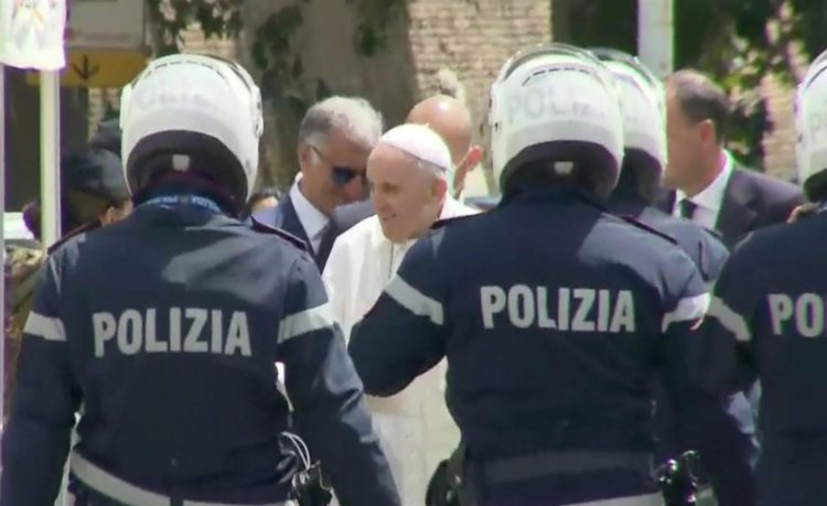 Imagen facilitada por RAINEWS24 de la salida del papa Francisco del Policlínico Gemelli de Roma, 10 días después de someterse a una delicada operación de colon. EFE/EPA/rainews24 HANDOUT