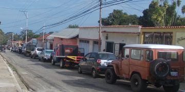 Inmensa cola para adquirir 30 litros de gasolina
