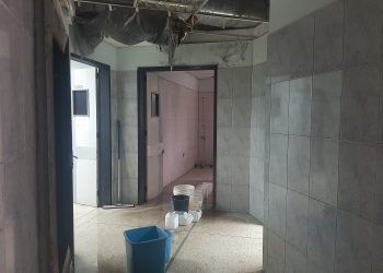 Con recipientes en los pasillos recogen el agua de las filtraciones en Unidad de Nefrología del HC