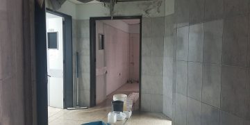 Con recipientes en los pasillos recogen el agua de las filtraciones en Unidad de Nefrología del HC