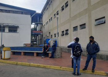 Dotan de algunos insumos al HC tras escasez que obligó a familiares a llevar guantes, inyectadoras y overoles