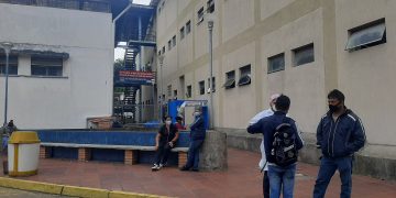 Dotan de algunos insumos al HC tras escasez que obligó a familiares a llevar guantes, inyectadoras y overoles