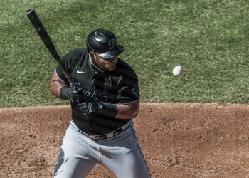 4-1. El venezolano Aguilar y Chishom jonronean contra los Cachorros