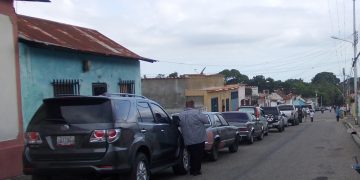 Tremendas colas para poder adquirir solo 13 litros de gasolina