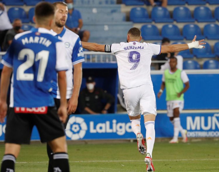 El delantero francés del Real Madrid Karim Benzema (d) celebra uno de sus dos goles ante el Alavés, durante el partido de la primera jornada de LaLiga disputado este sábado en el estadio de Mendizorroza. EFE/Adrián Ruiz-Hierro