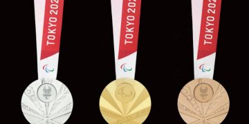 Las medallas de los Juegos Paralímpicos, con abanicos florales y en braille