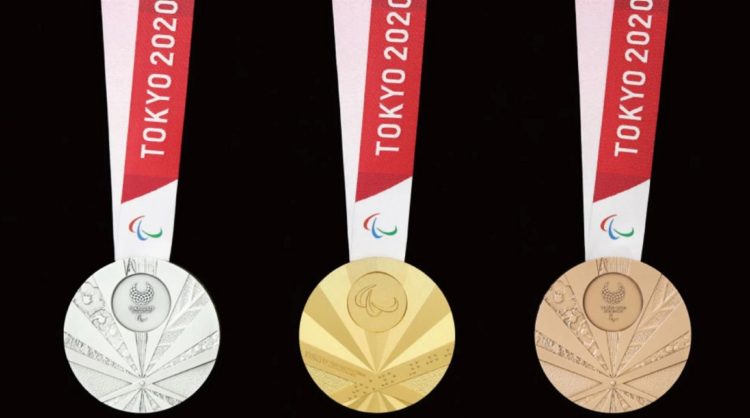 El objeto más preciado de los Juegos Paralímpicos de Tokio, las medallas de los tres deportistas que subirán al podio, cuentan en esta ocasión con el diseño de Sakiko Matsumoto y se inspiran en los abanicos japoneses tradicionales además de estar grabadas en braille en el anverso. EFE/Comité Paralímpico Internacional