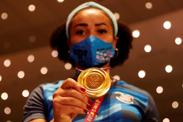 Neisi Patricia Dajomes Barrera, de Ecuador posa tras conseguir la medalla de oro en el Grupo A de 76kg femenino de halterofilia, durante los Juegos Olímpicos 2020, este lunes en Tokio (Japón). EFE/ Miguel Gutiérrez