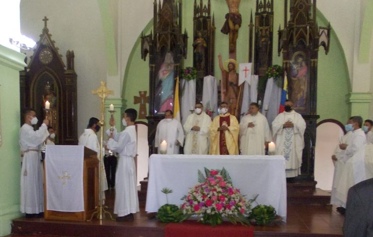 Los sacerdotes encabezados por Edgar Rafael Torres oficiantes de la misa en Betijoque