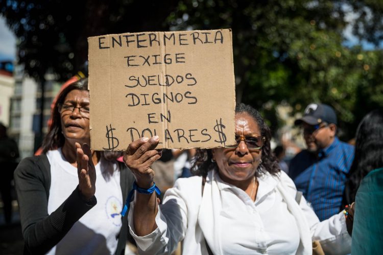 Un grupo de enfermeras asiste a una manifestación en Caracas (Venezuela). EFE/ Miguel Gutiérrez./Archivo