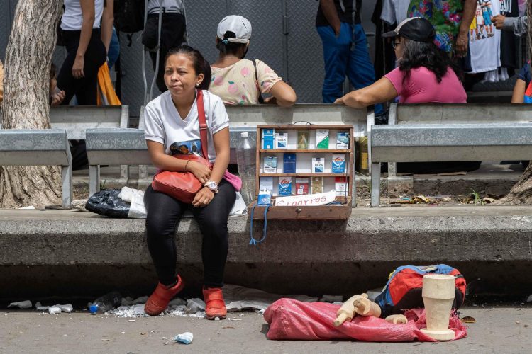 Una vendedora ambulante fue registrada en el mercado de Catia, en Caracas (Venezuela). EFE/Ronald Peña