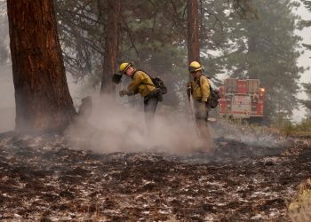 El incendio Dixie sigue amenazando a California tras un mes ardiendo