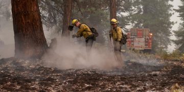 El incendio Dixie sigue amenazando a California tras un mes ardiendo