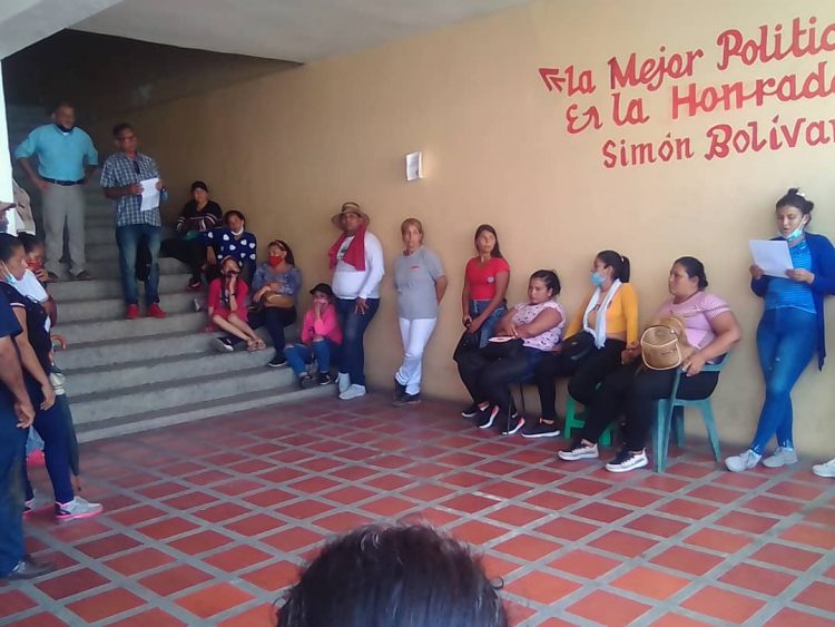 El grupo de trabajadores informales  en las escaleras de la Alcaldía de Sucre, se observa al concejal Héctor Díaz.