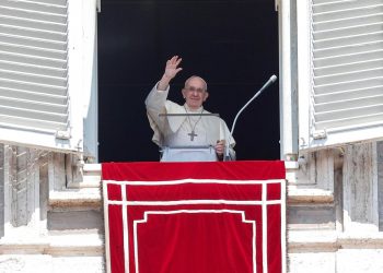 El papa pide que cesen las armas y se establezca el diálogo en Afganistán