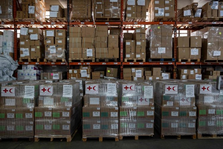 Fotografía de un cargamento de ayuda humanitaria al interior del almacén de la Cruz Roja venezolana en Caracas (Venezuela). EFE/ Rayner Peña/Archivo