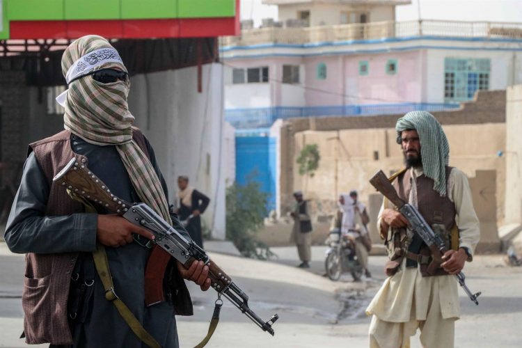 Vista de talibanes armados en Kandahar, Afganistán, el 17 de agosto de 2021. EFE/Stringer