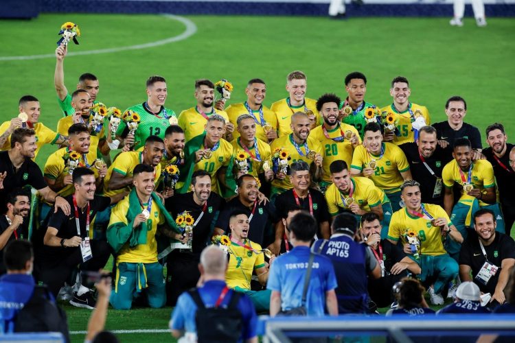 Los integrantes de la selección brasileña fueron registrados este sábado al celebrar la obtención de la medalla de oro del fútbol masculino de los Juegos Olímpicos 2020, en Yokohama (Japón). EFE/Alberto Estévez