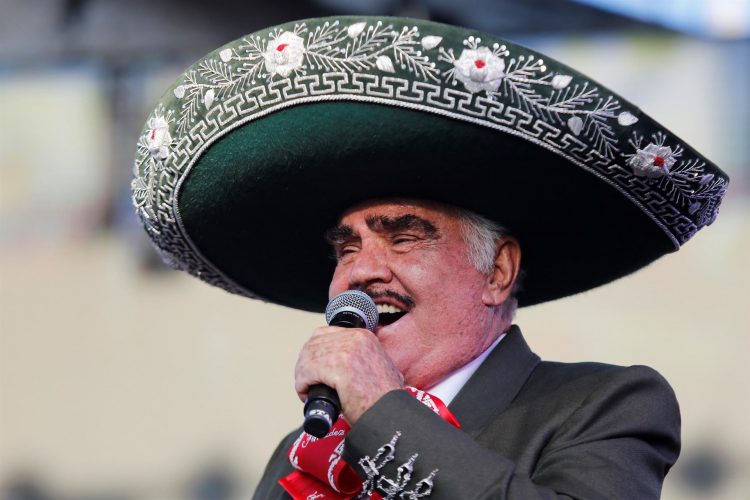 Fotografía de archivo fechada el 6 de octubre de 2019, que muestra al cantante mexicano Vicente Fernández durante un concierto en Guadalajara, Jalisco (México). EFE/ Francisco Guasco/Archivo