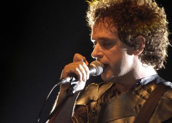 Lanzan un inédito videoclip de Cerati en el 62º aniversario de su nacimiento