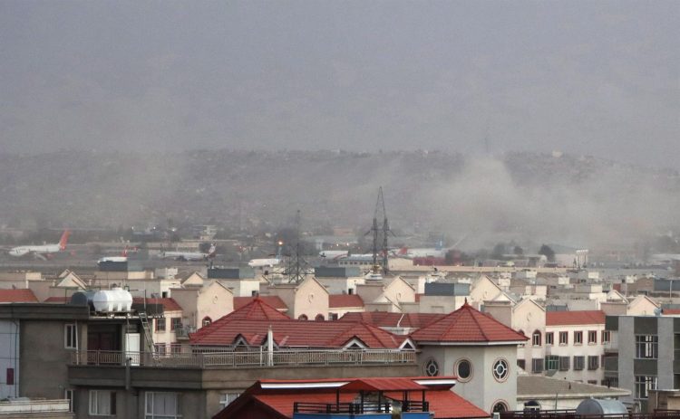 Humo de la explosión frente al aeropuerto internacional Hamid Karzai, en Kabul, Afganistán. EFE / EPA / AKHTER GULFAM