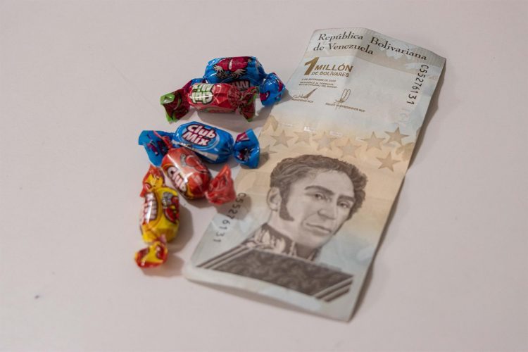 Fotografía que muestra un billete de un millón de bolívares junto a varios dulces, el 28 de julio de 2021, en Caracas (Venezuela). EFE/ Ronald Peña