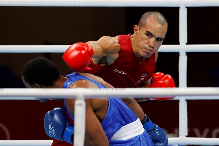 Fotografía tomada el pasado 26 de julio en la que se registró al boxeador venezolano Eldric Sella Rodríguez (arriba), durante un combate de los Juegos Olímpicos 2020, en Tokio (Japón). EFE/Miguel Gutiérrez