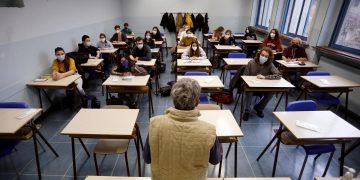 Más de 200.000 profesores en Italia arriesgan sanción por no estar vacunados