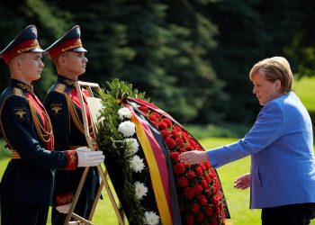 Merkel admite que habrá que dialogar con los talibanes para salvar vidas