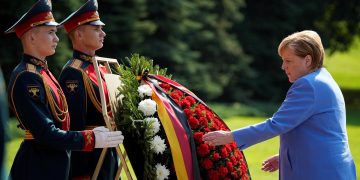 Merkel admite que habrá que dialogar con los talibanes para salvar vidas