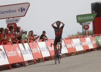 Damiano Caruso se impone en la cima de Velefique; Roglic y Mas se refuerzan