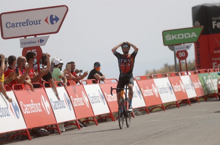 El ciclista italiano del Bahrain, Damiano Caruso, celebra su victoria en la novena etapa de la Vuelta Ciclista a España, entre Puerto Lumbreras y el Alto de Velefique, de 188 kilómetros. EFE/ Manuel Bruque