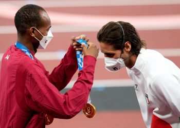 Barshim y Tamberi se imponen mutuamente sus medallas de oro