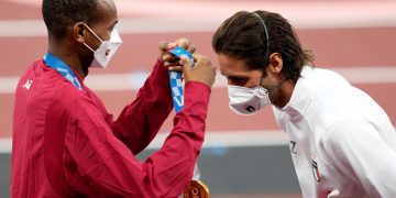 Barshim y Tamberi se imponen mutuamente sus medallas de oro