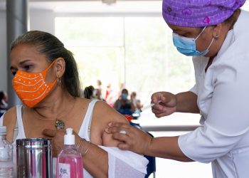 Venezuela ocupa los últimos puestos en vacunación anticovid, según la oposición